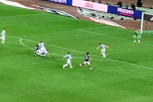 日本网友：久保建英对不传球的盐贝健人非常不满