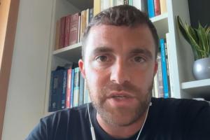 罗马诺正面否认曼城争议报道：纯属无关转会资讯，知情与否均