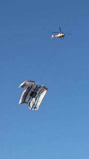 球迷盛情举动：赛前直升机空中悬挂梅西战袍致敬足球巨星